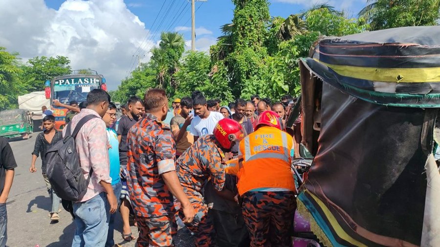 খুলনা-সাতক্ষীরা মহাসড়কে ইজিবাইকে পিকআপের চাপা, নিহত ৪